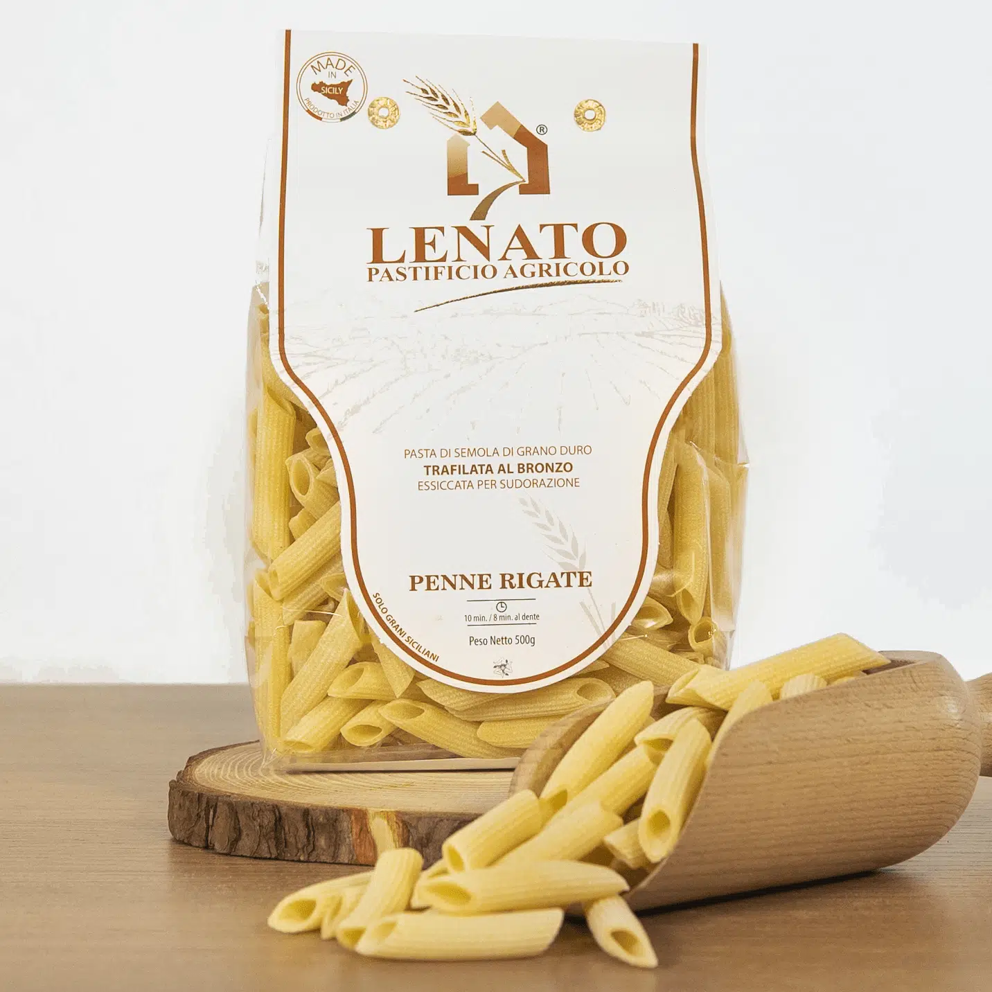 Pacchetto di penne rigate Lenato, pasta di grano duro trafilata al bronzo.